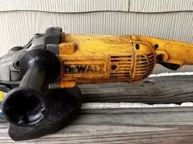 DWE4519 DEWALT Angle Grinder